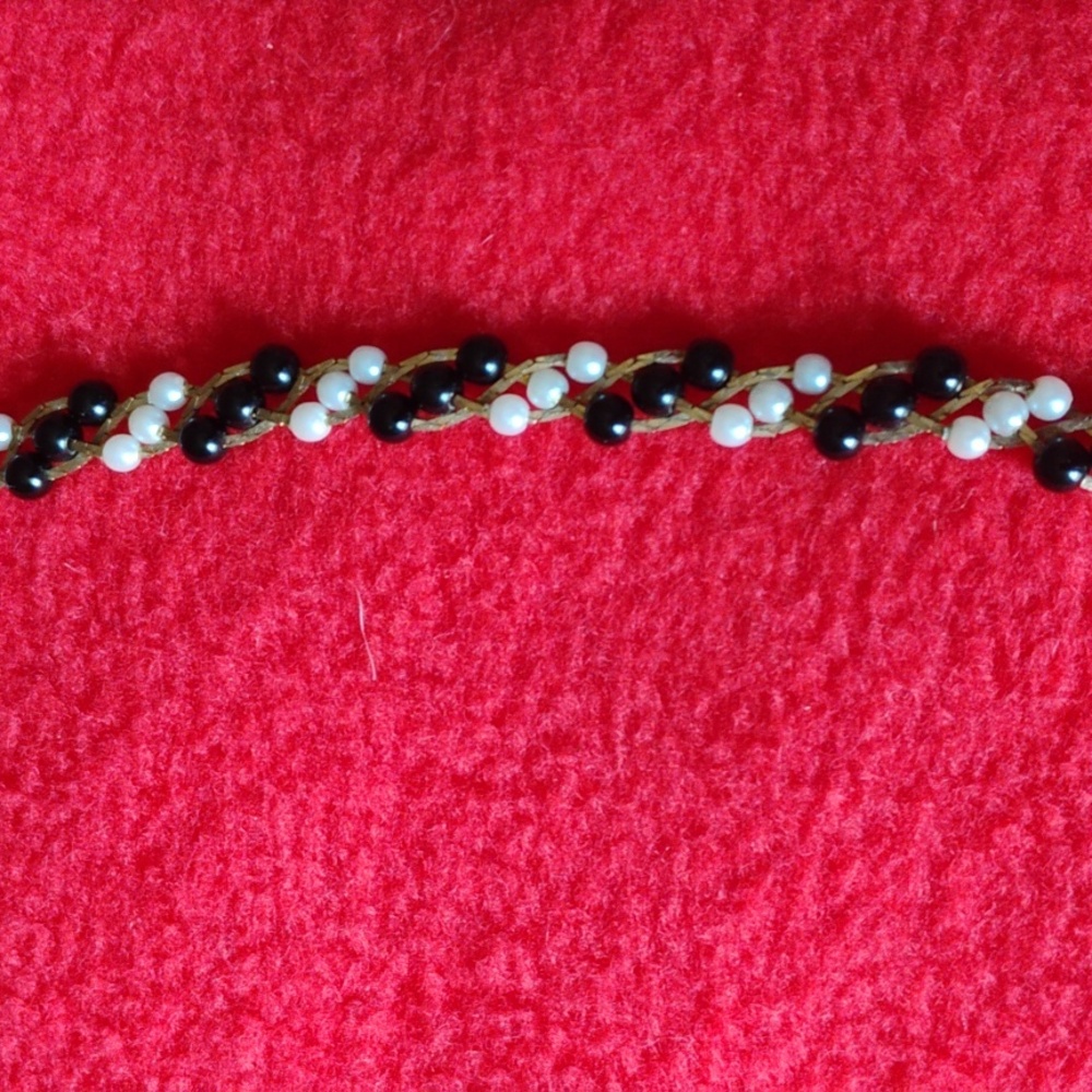 Traffari pearl, white and black necklace with pierced earrings. - Picture 4 of 5